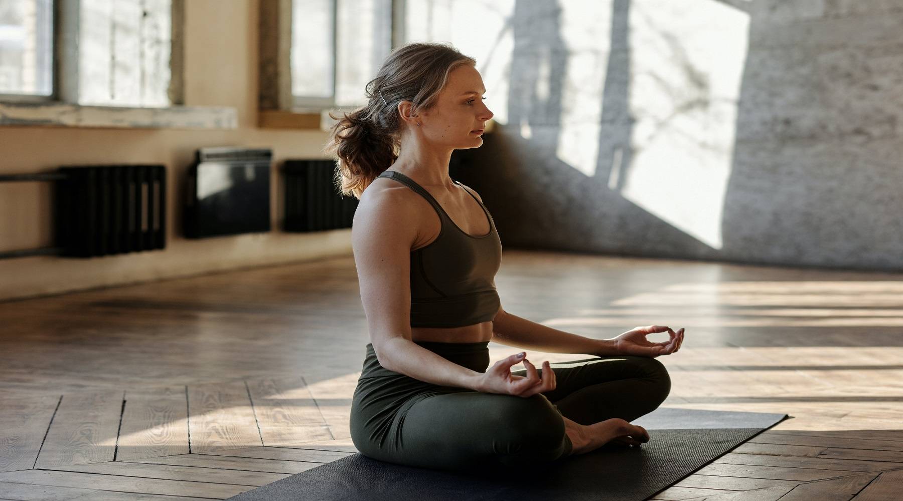 Femme pratiquant le yoga